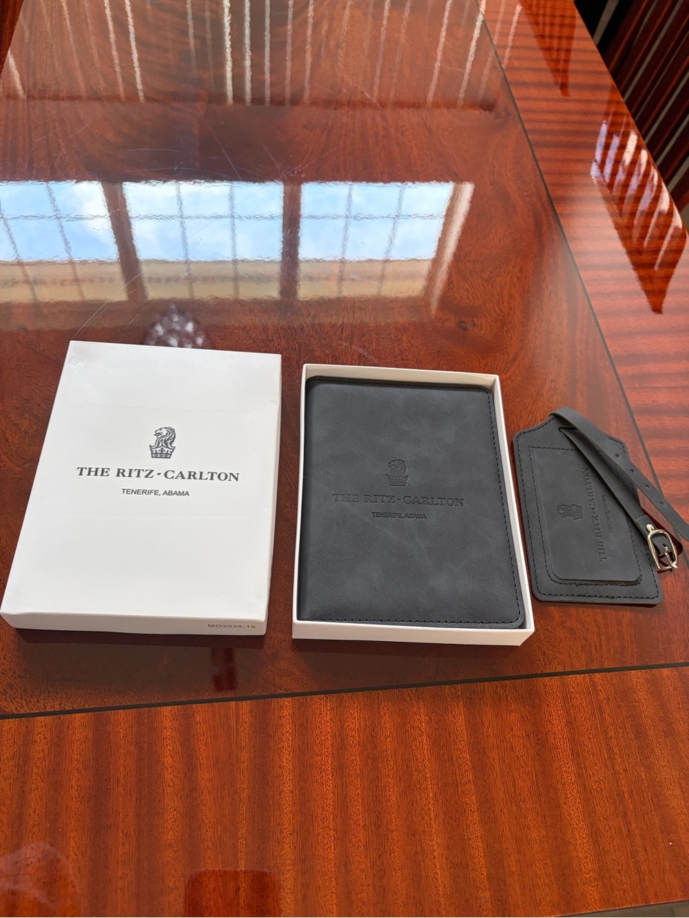 NWT The Ritz-Carlton Black Leather Wallet & Luggage Tag Set